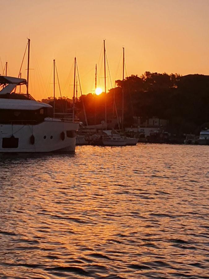Porquerolles - Nuit Insolite A Bord Du Defi Fou Экстерьер фото
